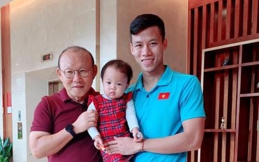 Fan ghen ty vi con gai Hai Que duoc check-in cung bo Park, Cong Phuong hinh anh