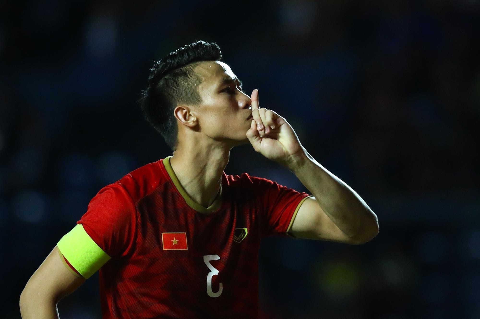 Cau thu ngau tren san anh 5