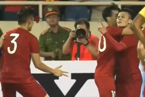 Cau thu ngau tren san anh 7