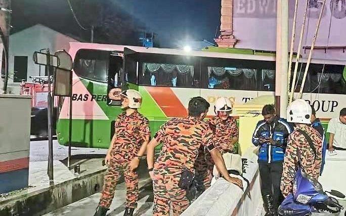 Tai xe Malaysia cuu 20 mang nguoi truoc khi chet vi dau tim hinh anh