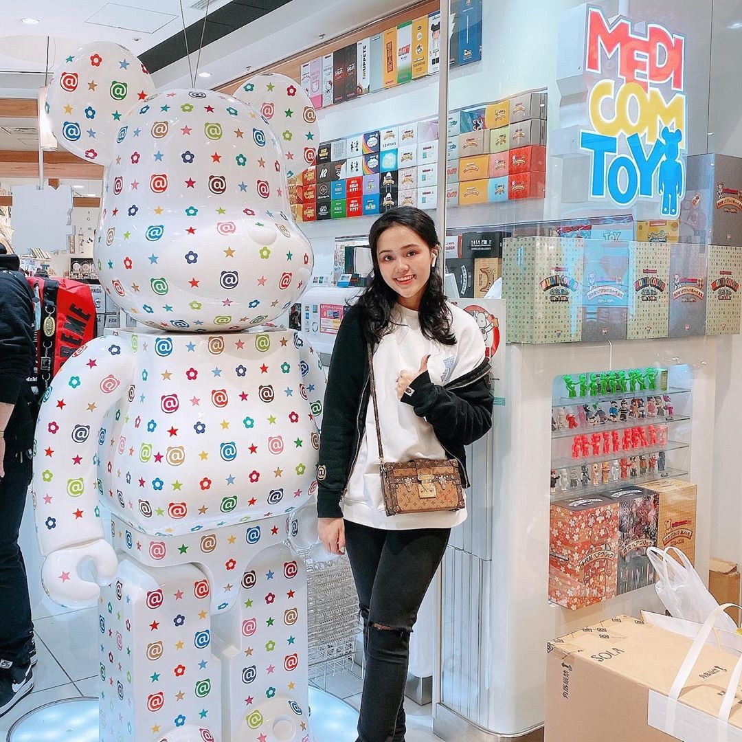 Bạn gái Duy Mạnh mua hàng hiệu ảnh 2 Ban gai Duy Manh mua hang hieu anh 2