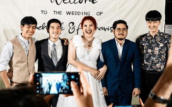 Dan mang Thai tranh cai khi co dau moi dan ban trai cu di dam cuoi hinh anh