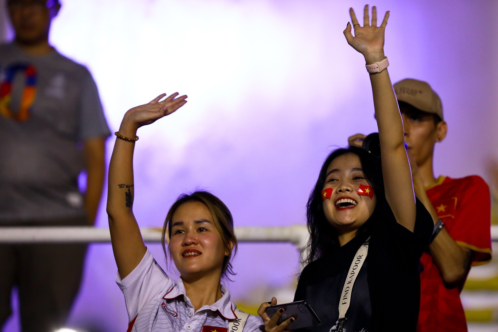 Doan Van Hau va ban gai anh 3