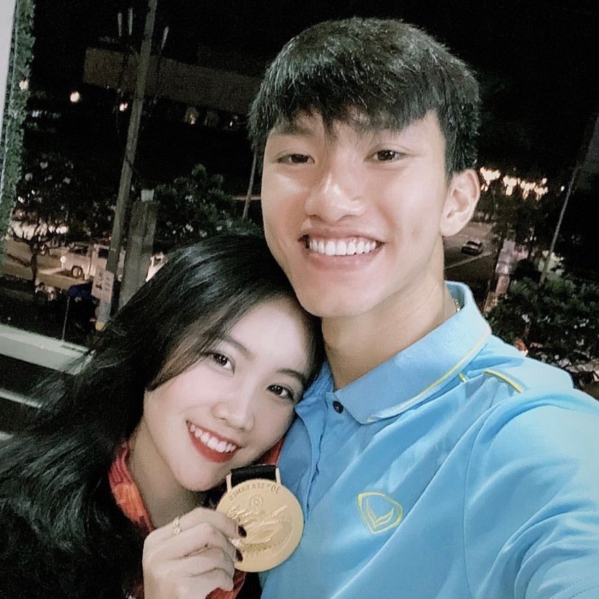 bạn gái tiễn Đoàn Văn Hậu ảnh 2 ban gai tien Doan Van Hau anh 2
