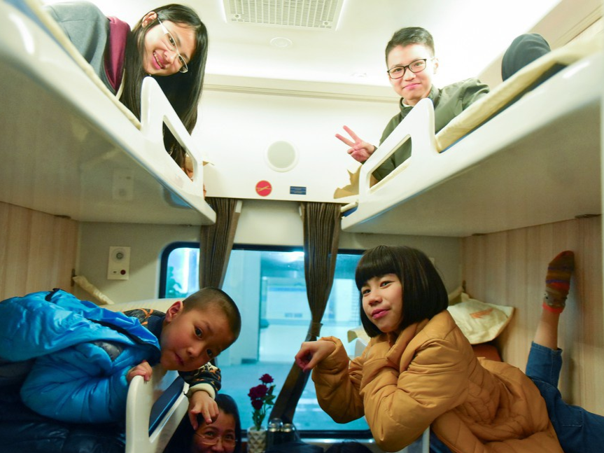 Nguoi tre nghi ve Tet: 'Dieu mong ngong nhat la duoc ve nha' hinh anh