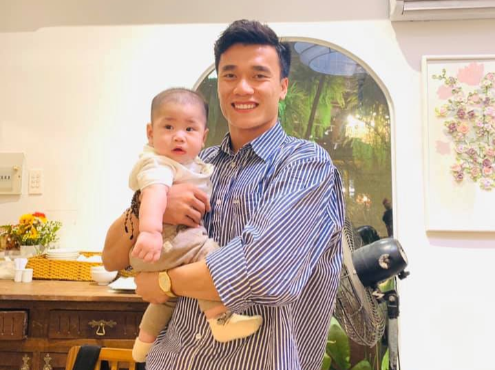 Bui Tien Dung boi roi vi bi chau trai an va trong buoi tu tap cuoi nam hinh anh