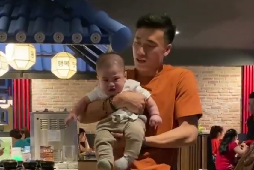 Bui Tien Dung choi dua cung chau trai hinh anh