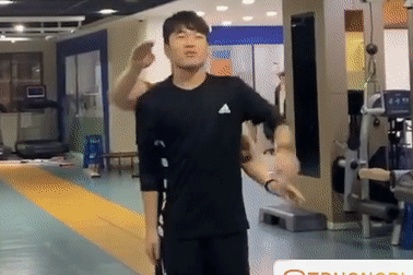 Xuan Truong tap the duc tren nen nhac Son Tung hinh anh