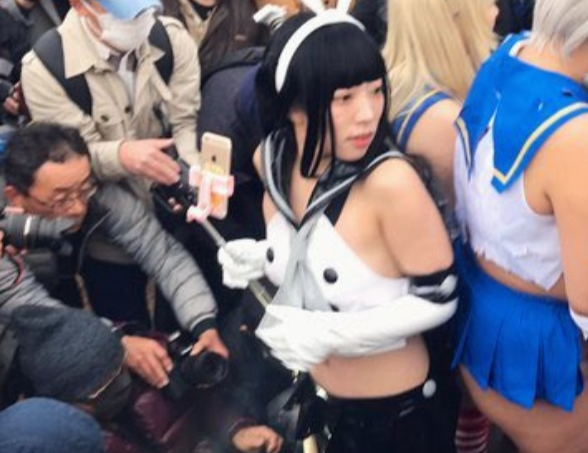 Video 3 cosplayer Nhat Ban bi chup anh nhay cam hinh anh
