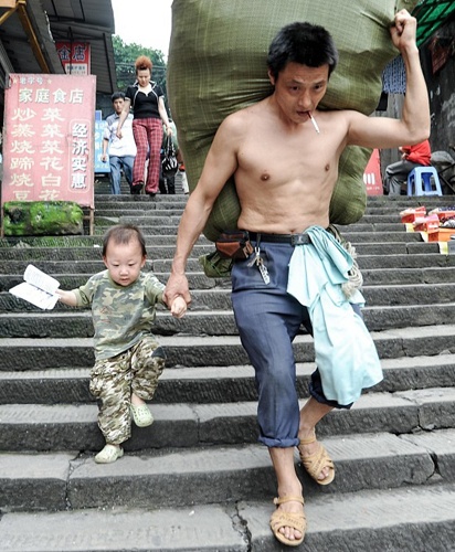 nguoi cha boc vac anh 1