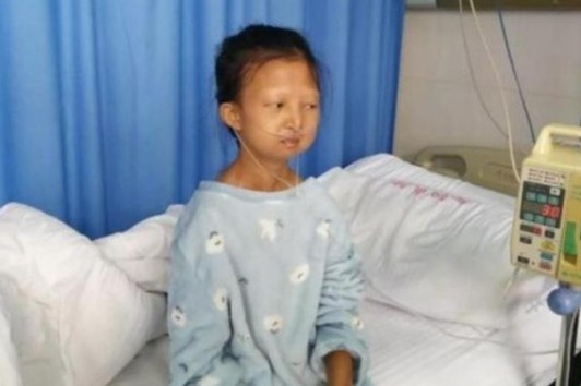 Co gai nhin an suot 5 nam de nuoi em bi benh da qua doi hinh anh