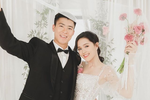 Van Toan gui loi chuc, Hong Duy muon mung cuoi Duy Manh bang my pham hinh anh