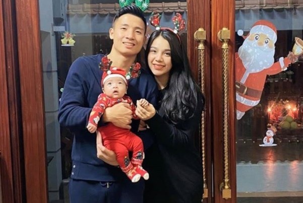 Gia dinh Bui Tien Dung don Tet trong benh vien vi con gai om hinh anh