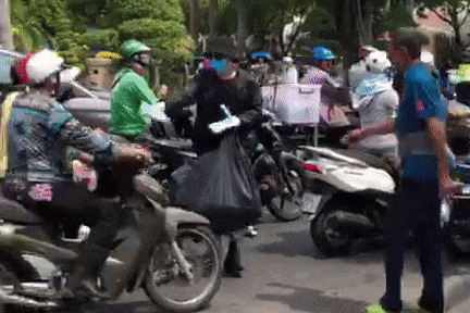 Thanh nien phat khau trang mien phi cho nguoi di duong hinh anh