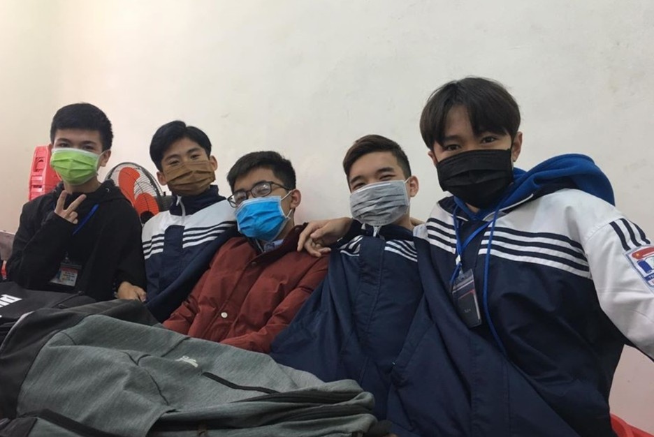 Hoc sinh dang anh deo khau trang di hoc giua dich corona hinh anh