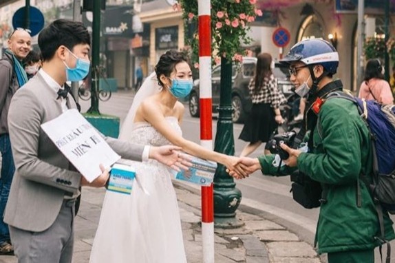 Nguoi do xo tich tru khau trang, nguoi binh than giua dich corona hinh anh