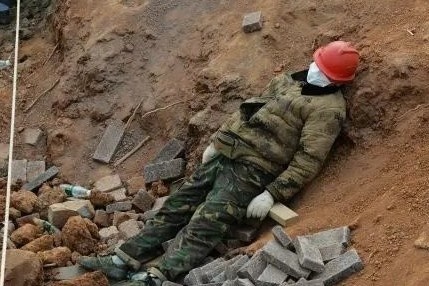 Ngu tren dat, nam giua soi da khi xay benh vien trong 10 ngay o Vu Han hinh anh