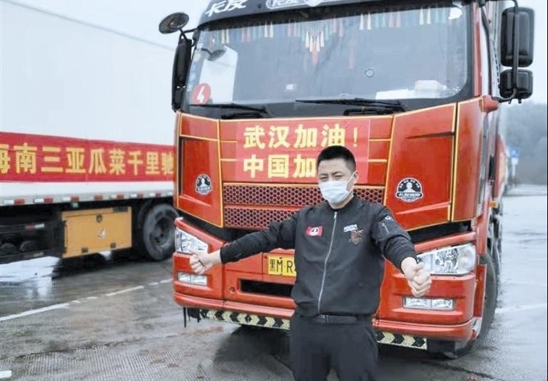 Tai xe xe tai noi doi me, dem ngu 2 tieng, cho hang den ho tro Vu Han hinh anh