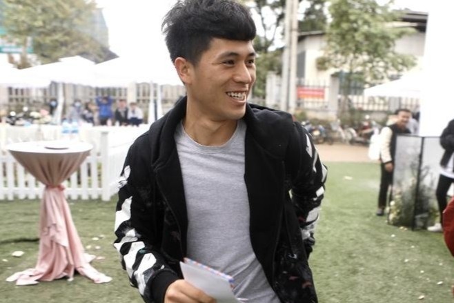 Dinh Trong giup thay Park mang phong bi den dam cuoi Duy Manh hinh anh