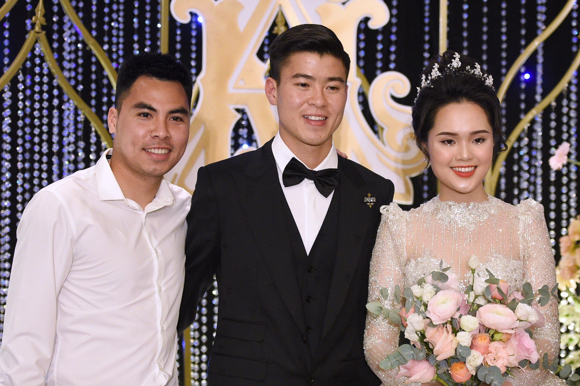 Duc Huy khoe anh dam cuoi Duy Manh, bi fan treu choc trang phuc hinh anh