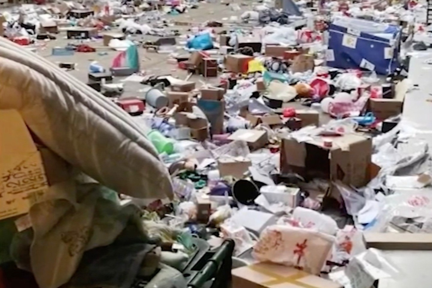 Do cua sinh vien bi vut nhu rac khi don lam noi cach ly dich corona hinh anh