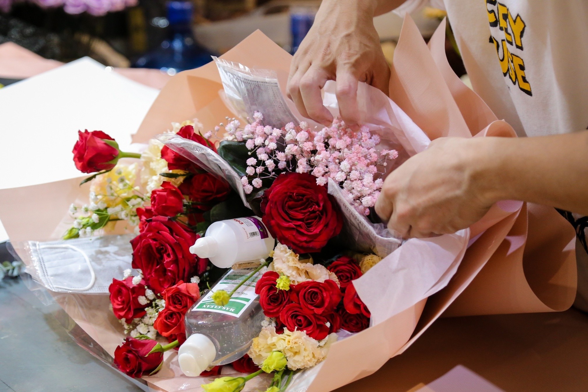 F.A o nha, tinh nhan tang hoa khau trang ngay Valentine vi dich corona hinh anh