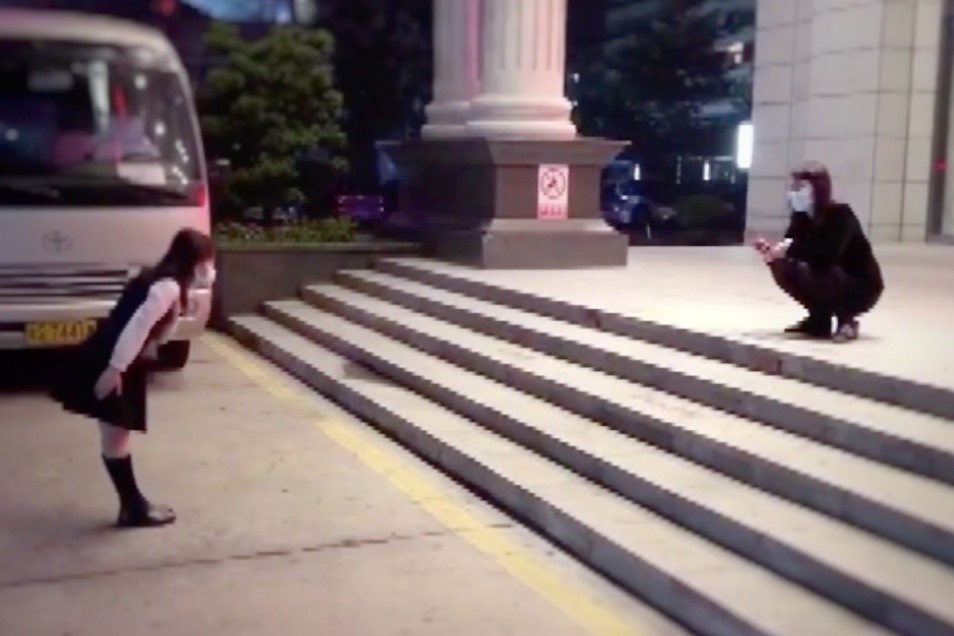 Con gai nu y ta dang chong dich mua tang me truoc cua benh vien hinh anh