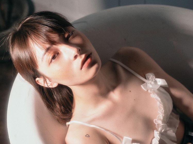 Bong hong lai Au - A duoc menh danh 'nguoi dep u sau' hinh anh