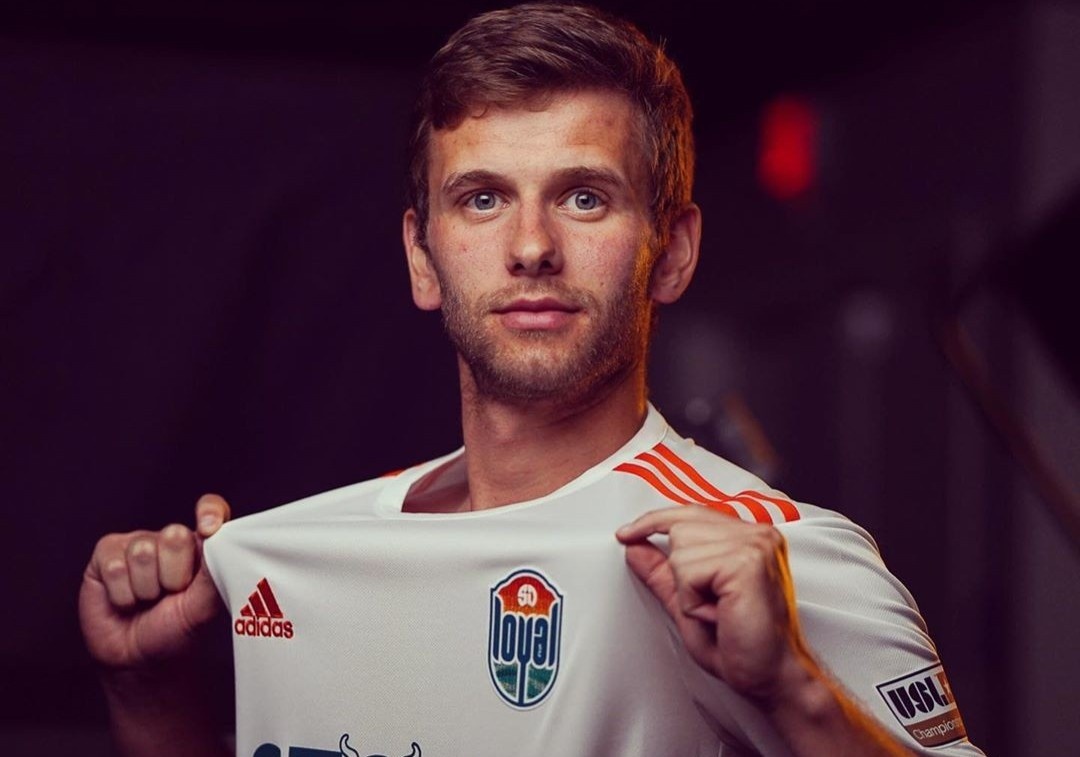 Cau thu cong khai la gay, nguoi mat su nghiep, nguoi tim ra hanh phuc hinh anh