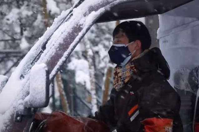 Bac Kinh hoa 'thanh pho ma' vi corona, chi co shipper van lam viec hinh anh