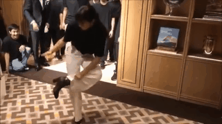 Man nhay breakdance tren giay cao got cua nu dancer Nhat Ban hinh anh