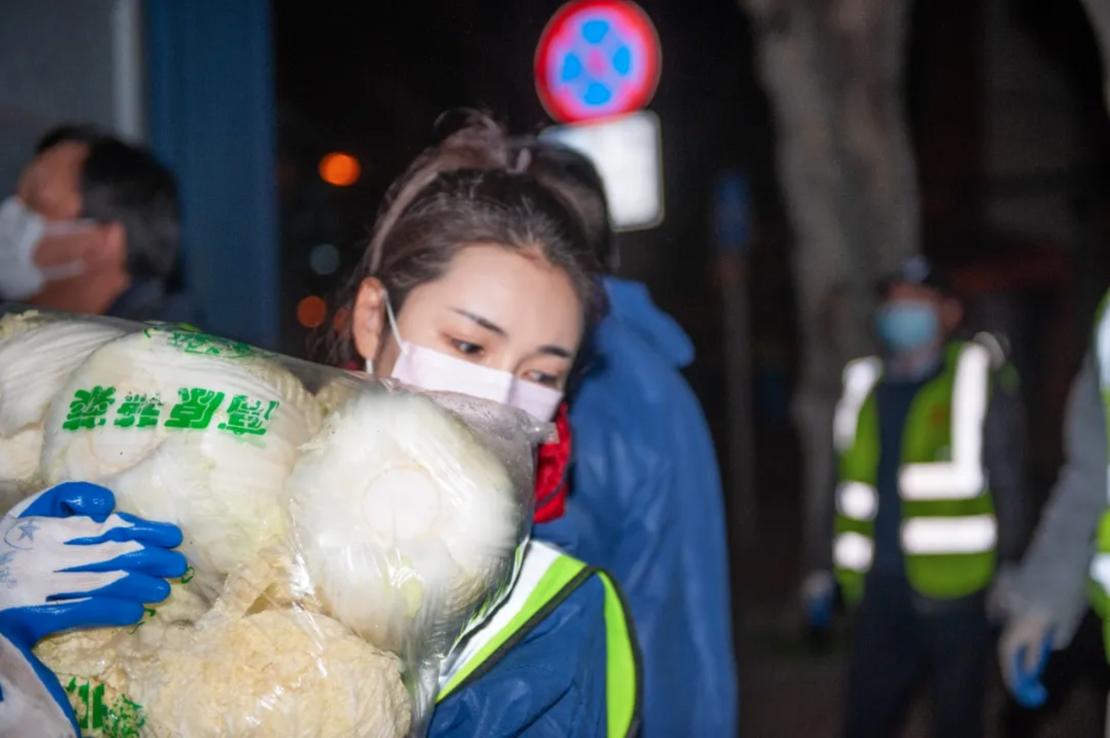 Nu giao vien tro thanh nguoi khuan vac vi virus corona o Vu Han hinh anh