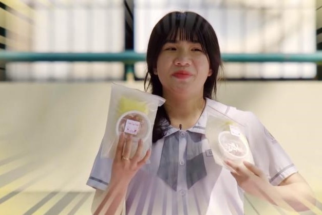 Nu sinh di lam them vi gia dinh pha san, lop 11 da tu kinh doanh hinh anh