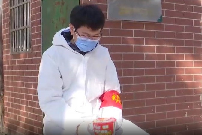 Tinh nguyen den Vu Han chong dich, chap nhan an mi tom ca ngay hinh anh