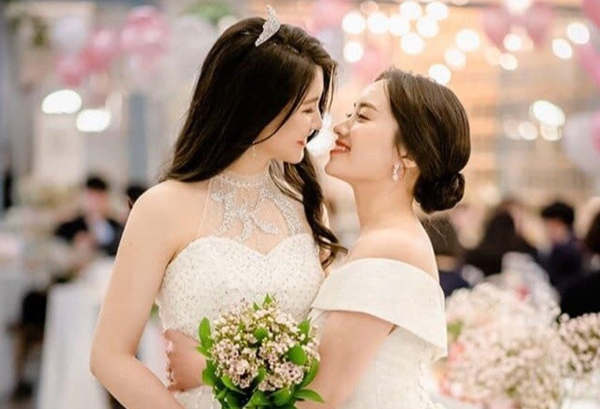 Dam cuoi dep nhu mo cua doi dong tinh nu Han Quoc hinh anh