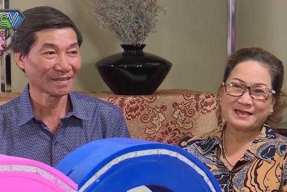 Cha me theo chang trai den noi hen ho de duoc nhin mat con dau hinh anh