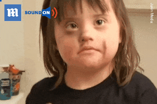 Nguoi me kien nhan huong dan con gai bi Down trang diem hinh anh