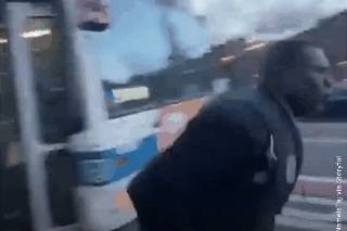 Tai xe xe bus bi dinh chi viec vi nho nuoc bot vao hanh khach nu hinh anh