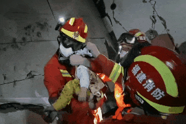 Be so sinh duoc giai cuu tu khach san cach ly Covid-19 bi sap hinh anh