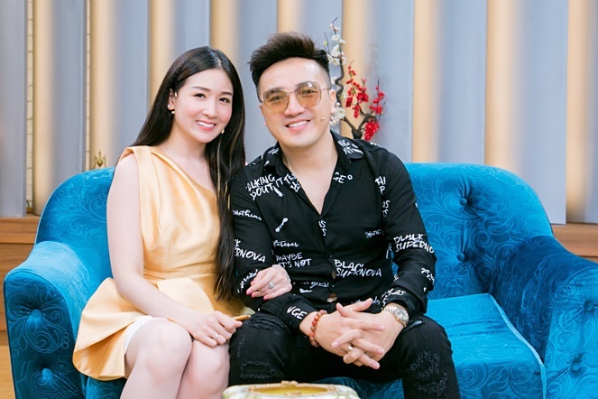 Ca si ke chuyen moi vo di hat tiec mung tho de lam quen hinh anh