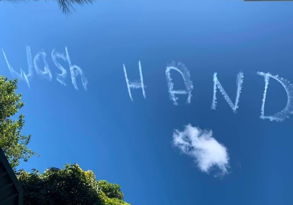 Dung may bay viet dong chu nhac rua tay tren bau troi Australia hinh anh