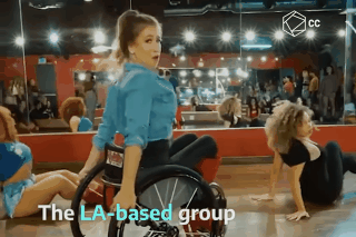 Man vu dao cua nhung co gai ngoi xe lan hinh anh