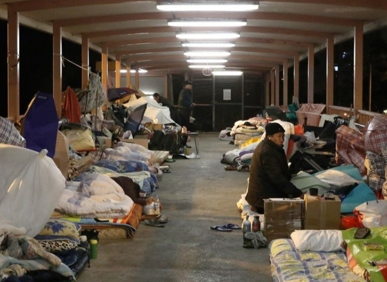 Dan ngheo Hong Kong bo 'can ho quan tai' ra ngu ngoai duong hinh anh