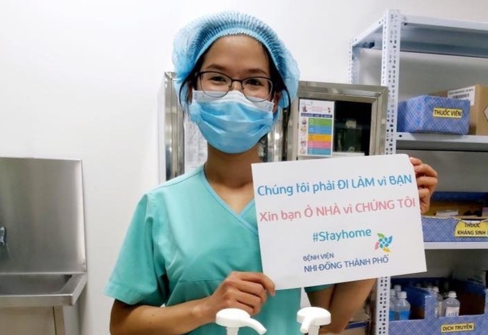 Thong diep mua dich: 'Chung toi di lam vi ban, hay o nha vi chung toi' hinh anh