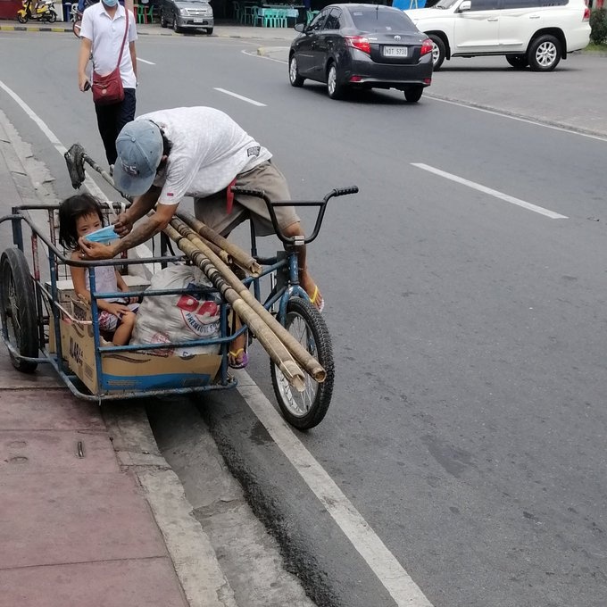 nhường khẩu trang cho con ảnh 1 nhuong khau trang cho con anh 1