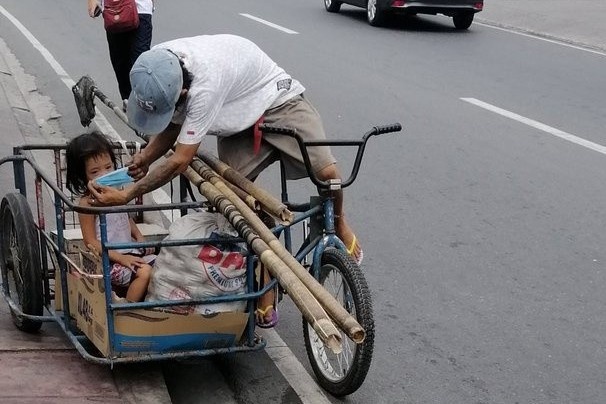 Nguoi cha ngheo nhuong khau trang cho con hinh anh