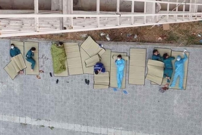 Chien si tuyen dau ngu ngoai troi, an voi bua com de chong dich hinh anh