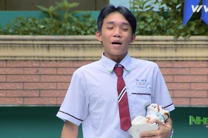 Nam sinh lop 9 nuoi heo dat de mua xe, nha cho me hinh anh