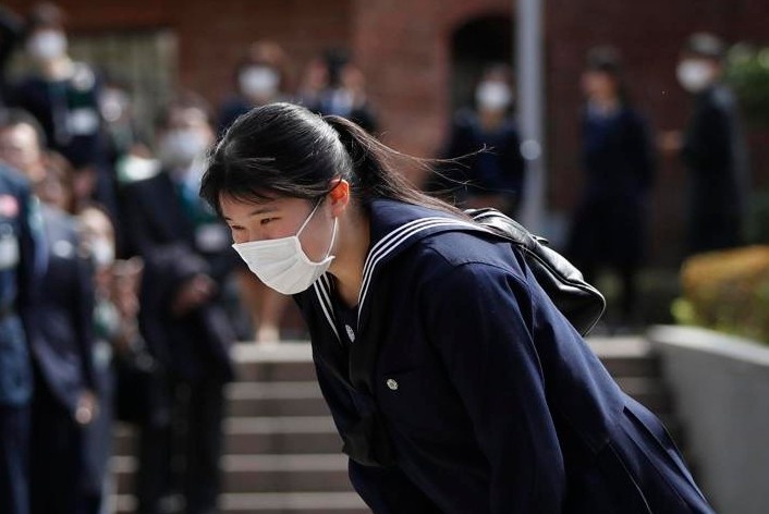 Cong chua Nhat deo khau trang du tot nghiep, hoang gia Anh hoan cuoi hinh anh