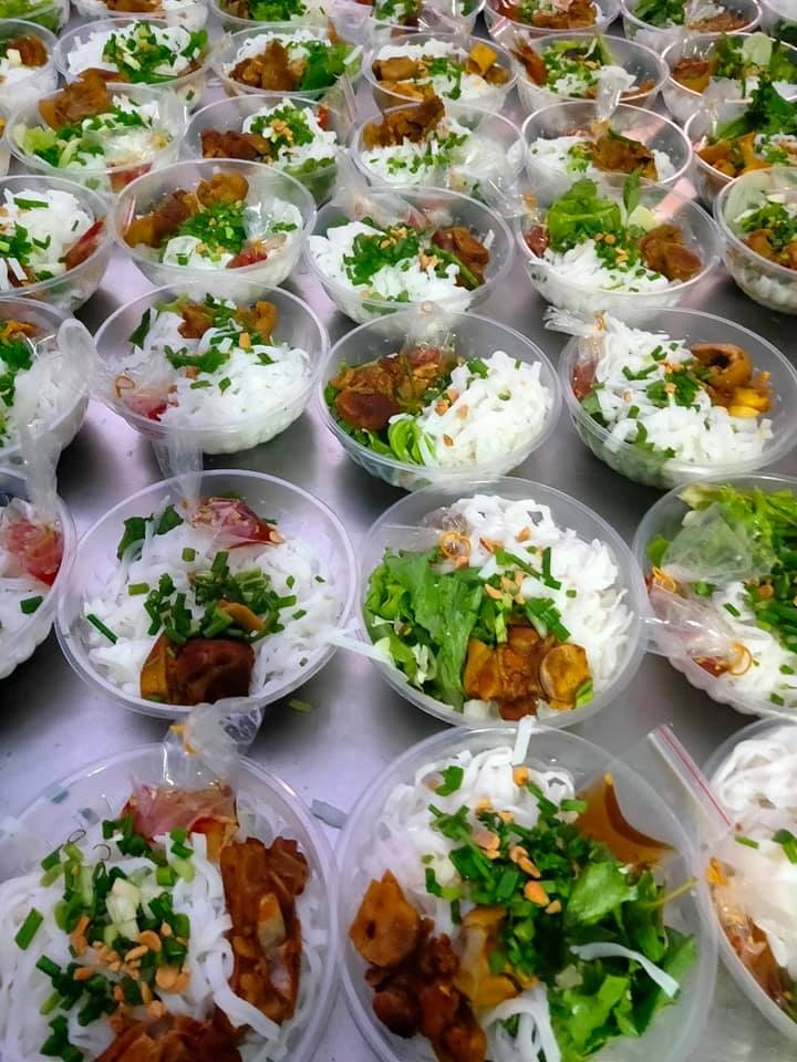 bua an trong khu cach ly anh 9